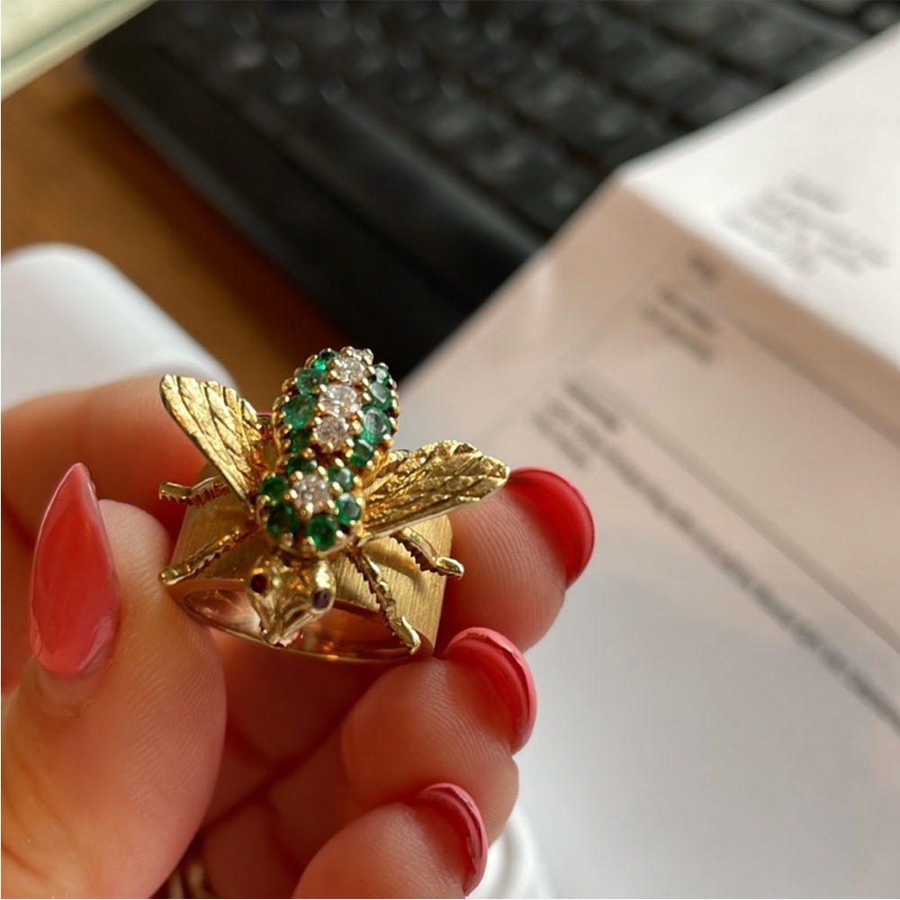 Herbert Rosenthal Emeralds and diamonds Ring
18k gold with detachable Pin - Picture 15 of 17